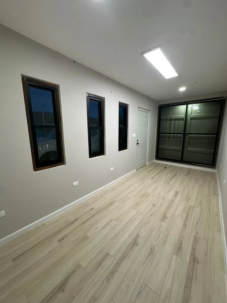 Interior de contenedor marítimo acondicionado